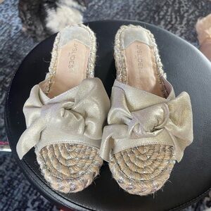 J/SLIDES leather Metallic Gold Knot Espadrille Slide Mules 8 new